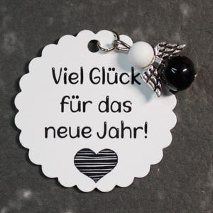 Geschenkanhänger "Viel Glück für das neue Jahr!" Herz schwarz-weiß mit Schutzengel - 3,8cm - 10er Set Neujahrsanhänger für Silvester
