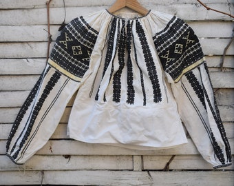 Vintage traditional (1940's) woman's embroidered linen blouse from Transylvania / folk art