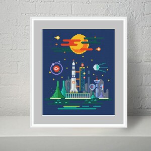 Op de afbeelding: Een pixel art-illustratie van een ruimte scène met een raket, een maan en sterren. De raket is wit met een rode en blauwe streep. De maan is oranje en geel. De sterren zijn wit.