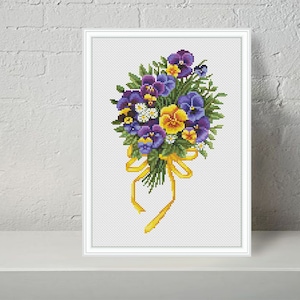 Puede incluir: Un patrón de punto de cruz con un ramo de pensamientos morados, amarillos y blancos atados con una cinta amarilla.