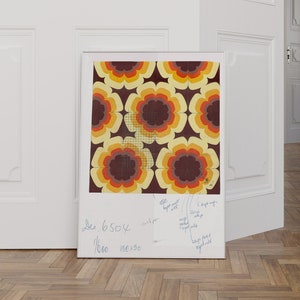 Arte mural en papel con motivos de puntos de color marrón y amarillo de mediados de siglo, impresión artística en tela tejida moderna de mediados de siglo, decoración floral naranja de los años 70