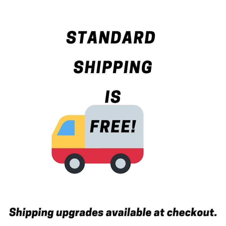 Może przedstawiać: Obraz z tekstem, kt&oacute;ry brzmi "STANDARD SHIPPING IS FREE!" nad kresk&oacute;wkową ciężar&oacute;wką z czerwonym, ż&oacute;łtym i szarym wzorem. Poniżej ciężar&oacute;wki tekst brzmi "Shipping upgrades available at checkout."