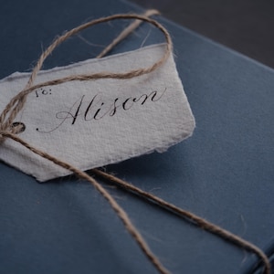 Etiquettes cadeaux personnalisées / Etiquettes cadeaux manuscrites / Etiquettes cadeaux calligraphie / Cartes noms de lieu pour mariage / Etiquettes événementielles