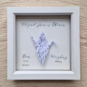 Gru di carta calligrafica personalizzata / Poesia ricordo per neonato / Regalo origami scritto a mano / Decorazione per cameretta con cornice personalizzata