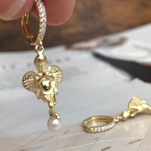 Pendientes de aro huggie de oro, pendientes de aro de encanto de ángel, pendientes de aro huggie de encanto de ángulo, pendientes boho, pendientes de aro de oro, aros colgantes