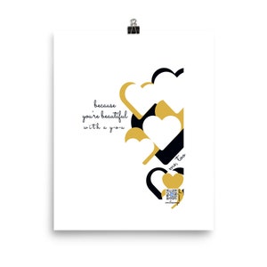 Könnte beinhalten: Ein weißer Hintergrund mit schwarzen und goldenen Herzen und dem Text "because you're beautiful with a you" und "me too".