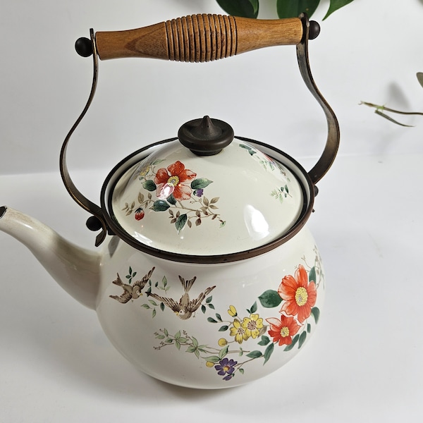 vtg large enameled kettle, birds and floral // brass hardware and wood handle // 64 ounce kettle for stove boiling // Mikasa Grande Chef