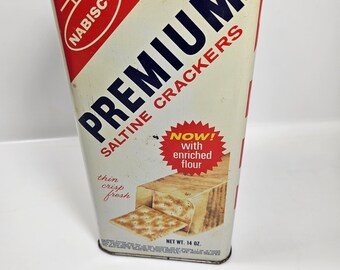 vtg Nabisco Saltine Crackers tin, 9 x 4.5 inches // 1969 tin