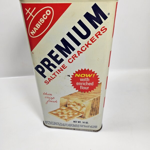 vtg Nabisco Saltine Crackers tin, 9 x 4.5 inches // 1969 tin