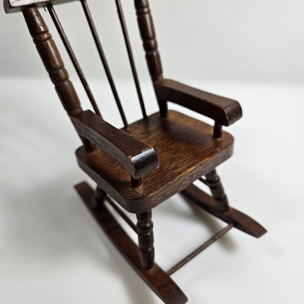 Vtg mini wood rocking chair, 5 x 4 x 2.5 inches