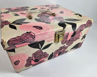 vtg mid century Sewing Basket, pink and black floral // lucite handle // 12.5 x 10.5 x 6 inches