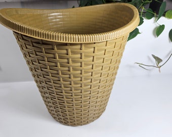 vtg olive green basket weave plastic Trash Can Wastebasket // Fesco USA, model 7626 // 12.5 inches tall