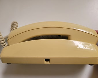 téléphone fixe vintage avec un combiné en noir et blanc. téléphone à cadran  rétro dans une clé faible. 2290206 Photo de stock chez Vecteezy