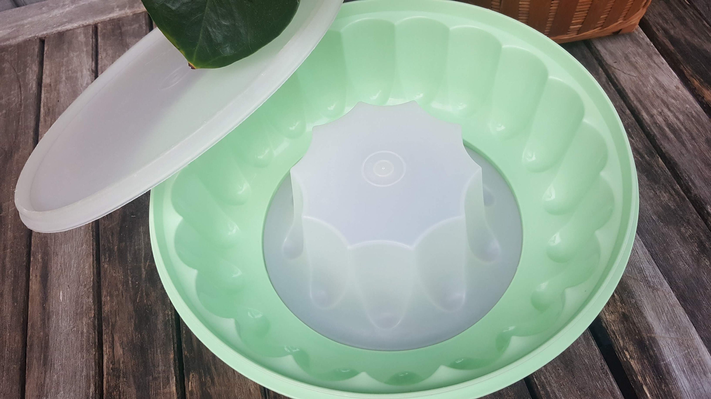 Tupperware Jello Mold with Lid // item 1202 // cake mold bundt Etsy