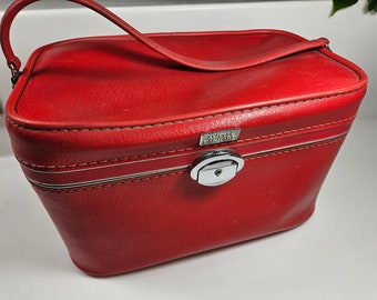 vtg red 1960s travel case, Amelia Earhart brand // 14 x 9 x 9 inches // red vinyl