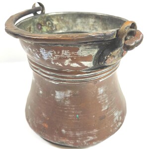 antique rustic tarnished handmade copper hanging pot // 6.5 x 7 inches // tin interior, brass handle // not watertight
