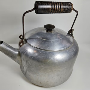 extra large vtg rustic kettle, wood handle