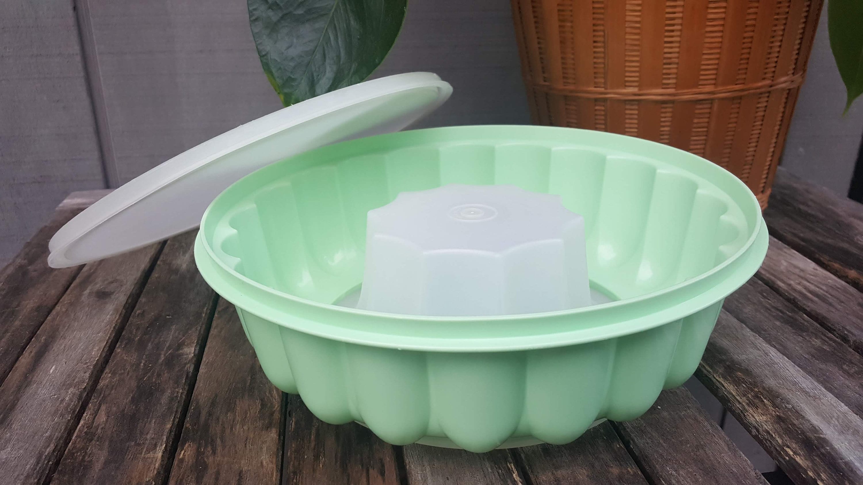 Tupperware Jello Mold with Lid // item 1202 // cake mold bundt Etsy