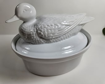 vtg white ceramic covered casserole dish, duck // no maker's mark // casserole is 9 x 7 x 3.75 inches without lid