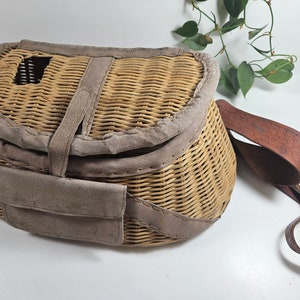 vtg wicker and leather fishing creel // 17 x 9 x 6.5 inches