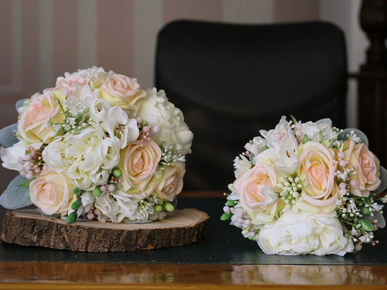 Bouquet De Mariée Bouquet De Mariage De Rose Délicat De Fleurs En Soie De Haute Qualité Avec La Meilleure Qualité De Roses Blanches Ressemble à Real