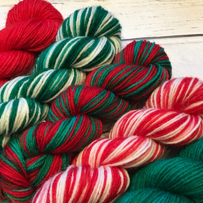 80m each Christmas Mini-Skein Yarn Set Progress Keeper Hand-Dyed Hand-Painted 4-ply Sock Wool 5 x 20g Red Green Off White Self-Striping