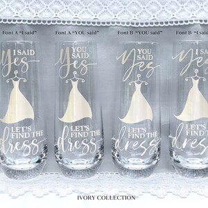 Pu&ograve; includere: Quattro flute da champagne con il testo "Ho detto s&igrave;" e "Tu hai detto s&igrave;" su di esse. Le flute sono decorate con un abito bianco e il testo "Troviamo l'abito".