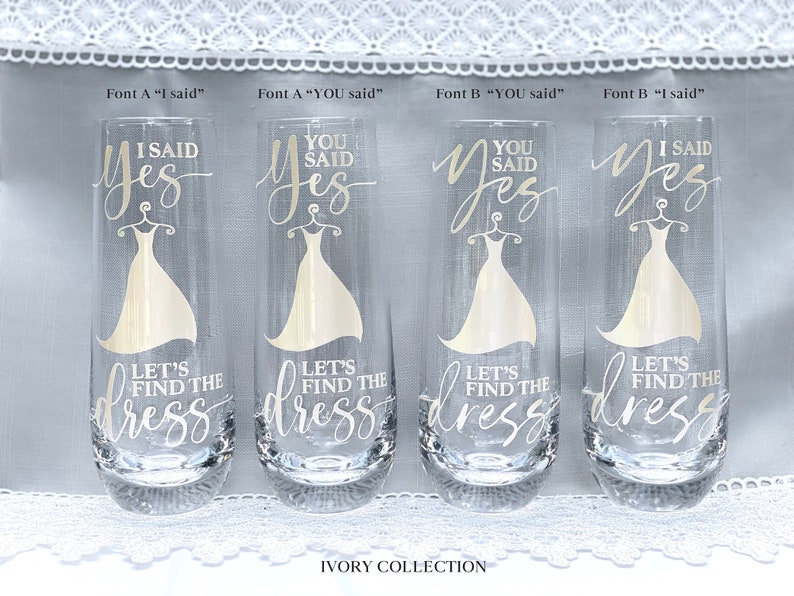 Pu&ograve; includere: Quattro flute da champagne con il testo "Ho detto s&igrave;" e "Tu hai detto s&igrave;" su di esse. Le flute sono decorate con un abito bianco e il testo "Troviamo l'abito".
