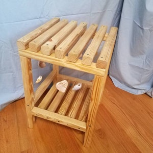 Houten plantenstandaard - unieke plantenstandaard - tweelaagse plantenstandaard - schelpenplantenstandaard - nautische plantenstandaard - decoratieve houten tafel