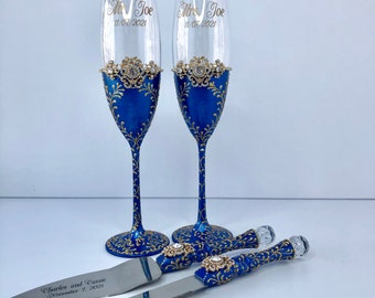 Personalisiertes Hochzeitsset 4er Set: Königsblaue Hochzeitsgläser und Tortenmesser Blaue Sektgläser Royalblau mit goldfarbenen Hochzeitsflöten