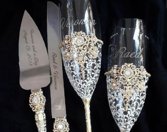 Personalized Wedding Glasses Engraving Cake Server Gold White Wedding Flutes Gold White Cake Server Knife Golden Wedding Gift Gold Glasses