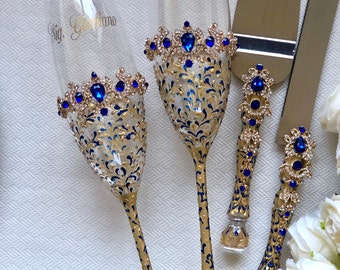 Personalisierte Hochzeit 4er Set: Königsblaue Hochzeitsgläser und Tortenheber-Messer Blaue Champagnergläser Königsblau mit goldenen Hochzeitsflöten