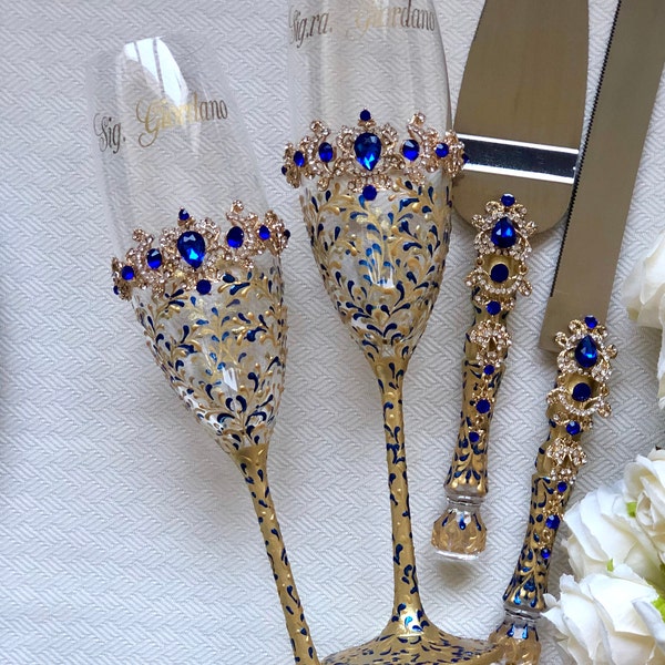 Personalized Wedding Set of 4: Royal Blue Wedding Glasses and Cake Server Knife Blue Champagne Glasses Royal Blue with gold Wedding Flutes