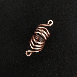 Puede incluir: Una espiral para el cabello de cobre, también conocida como envoltura para el cabello, es un accesorio en forma de espiral para peinar el cabello. Está hecha de un solo alambre de cobre que se enrolla en una espiral apretada.