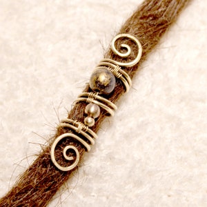 Dread jewelry handmade from brass wire with synthetic goldstone quartz bead – Glittering dread bead for dreadlocks
