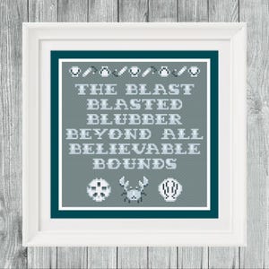 Puede incluir: Obra de arte de punto de cruz enmarcada en blanco. Presenta el texto "THE BLAST BLASTED BLUBBER BEYOND ALL BELIEVABLE BOUNDS" en azul claro sobre fondo gris. Incluye imágenes pixeladas de una calavera, un cangrejo y una concha.