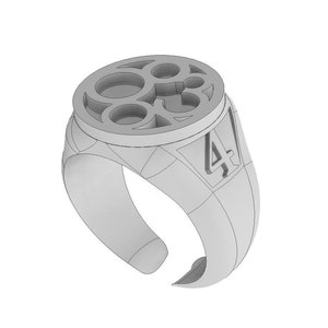 Puede incluir: Un anillo gris claro con un diseño geométrico. El anillo presenta una parte superior circular con formas recortadas y el número "4" en el lateral. La banda tiene un patrón texturizado.