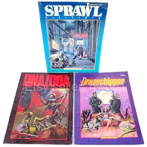 Puede incluir: Tres libros de bolsillo con temas cyberpunk. El libro de arriba es azul con el título "SPRAWL SITES" y una escena de ciudad futurista. El libro del medio es rojo con el título "DNA/DOA" y una escena de una mujer con una pistola. El libro de abajo es morado con el título "Dreamchipper" y una escena de tres personas en una habitación con un tigre.
