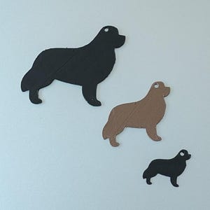 Pode incluir: Três silhuetas de cães impressas em 3D em tamanhos diferentes. A silhueta maior é preta, a silhueta média é marrom e a silhueta menor é preta.