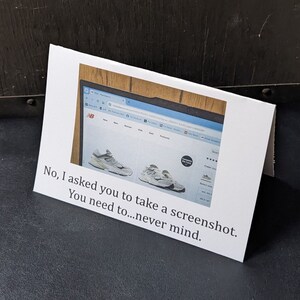 Peut inclure: Une capture d'écran d'un ordinateur affichant un site Web pour les chaussures New Balance. Le texte "Non, je vous ai demandé de faire une capture d'écran. Vous devez... oubliez." est écrit sous l'image.