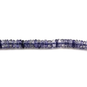 Peut inclure: Un brin de perles de pierres précieuses bleu-gris. Les perles sont petites et carrées, avec une surface légèrement irrégulière et facetée.