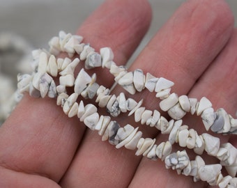Howlite w kawałkach / koraliki - biały howlit - naturalne kawałki kamieni szlachetnych - 4-7 mm