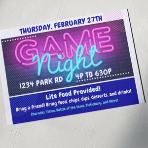 Puede incluir: Una invitaci&oacute;n impresa para una noche de juegos. El dise&ntilde;o presenta las palabras "GAME NIGHT" en letras de estilo ne&oacute;n, con la fecha, la hora y la direcci&oacute;n. La invitaci&oacute;n tambi&eacute;n menciona comida y juegos.