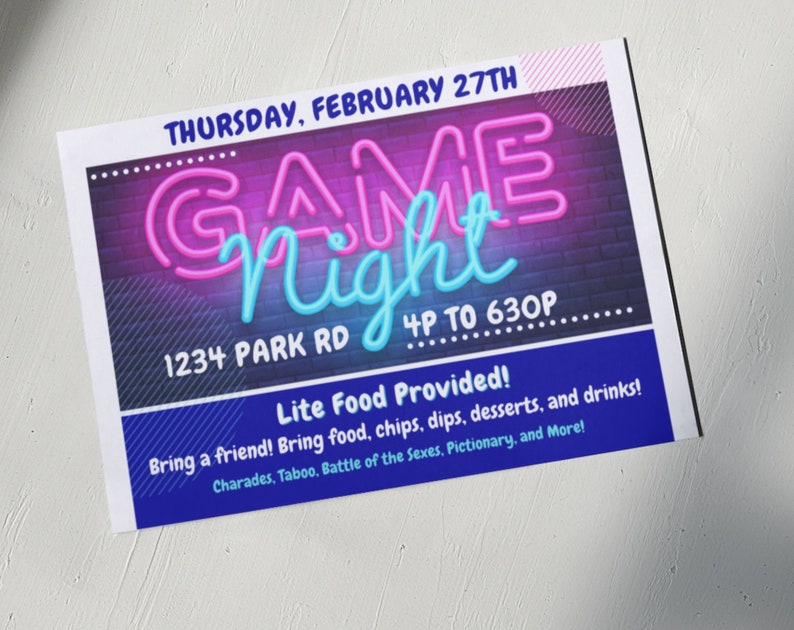 Puede incluir: Una invitaci&oacute;n impresa para una noche de juegos. El dise&ntilde;o presenta las palabras "GAME NIGHT" en letras de estilo ne&oacute;n, con la fecha, la hora y la direcci&oacute;n. La invitaci&oacute;n tambi&eacute;n menciona comida y juegos.