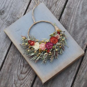 Couronne de fleurs séchées, mini couronne de fleurs séchées, composition florale rustique, couronne de fleurs séchées naturelles, fleurs éternelles