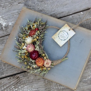 Couronne de fleurs séchées, mini couronne de fleurs séchées, composition florale rustique, couronne de fleurs séchées naturelles, fleurs éternelles