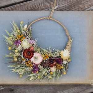 Couronne de fleurs séchées, mini couronne de fleurs séchées, composition florale rustique, couronne de fleurs séchées naturelles, fleurs éternelles