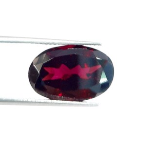 Högkvalitativ naturlig rhodolitgranat oval form 12 karat 12x17x6 mm