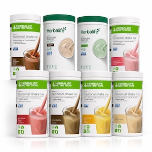 Può includere: Otto contenitori cilindrici di Herbalife Nutrition Formula 1 Nutritional Shake Mix disposti su due file. Ogni barattolo in plastica bianca presenta un coperchio verde e un'etichetta con un bicchiere di shake aromatizzato e un cucchiaio.