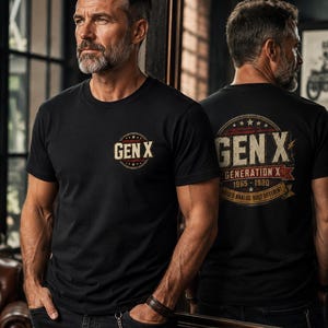 Peut inclure: T-shirt noir à col rond avec le logo circulaire "GEN X" à l'avant et à l'arrière. Le dos du t-shirt porte l'inscription "GENERATION X 1965-1980 RAISED ANALOG BUILT DIFFERENT" dans un style vintage. Le t-shirt est porté par une personne.